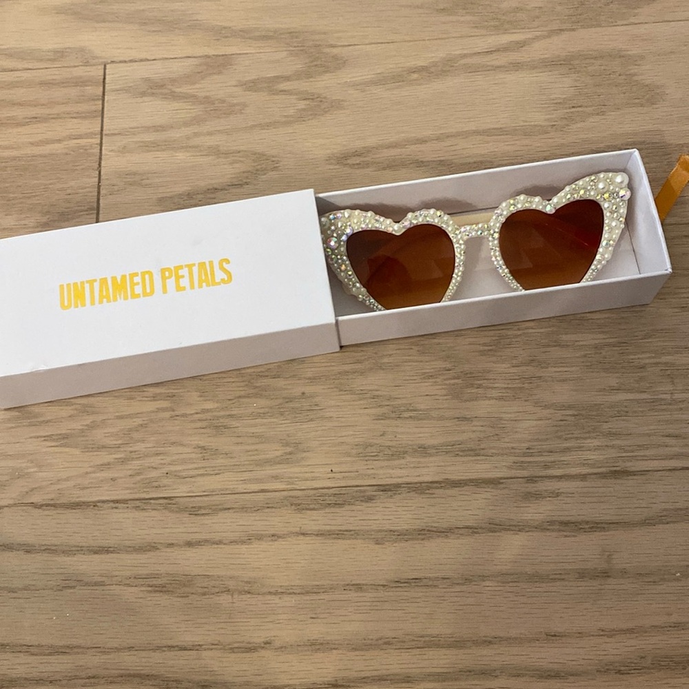 Untamed petals bride sunnies